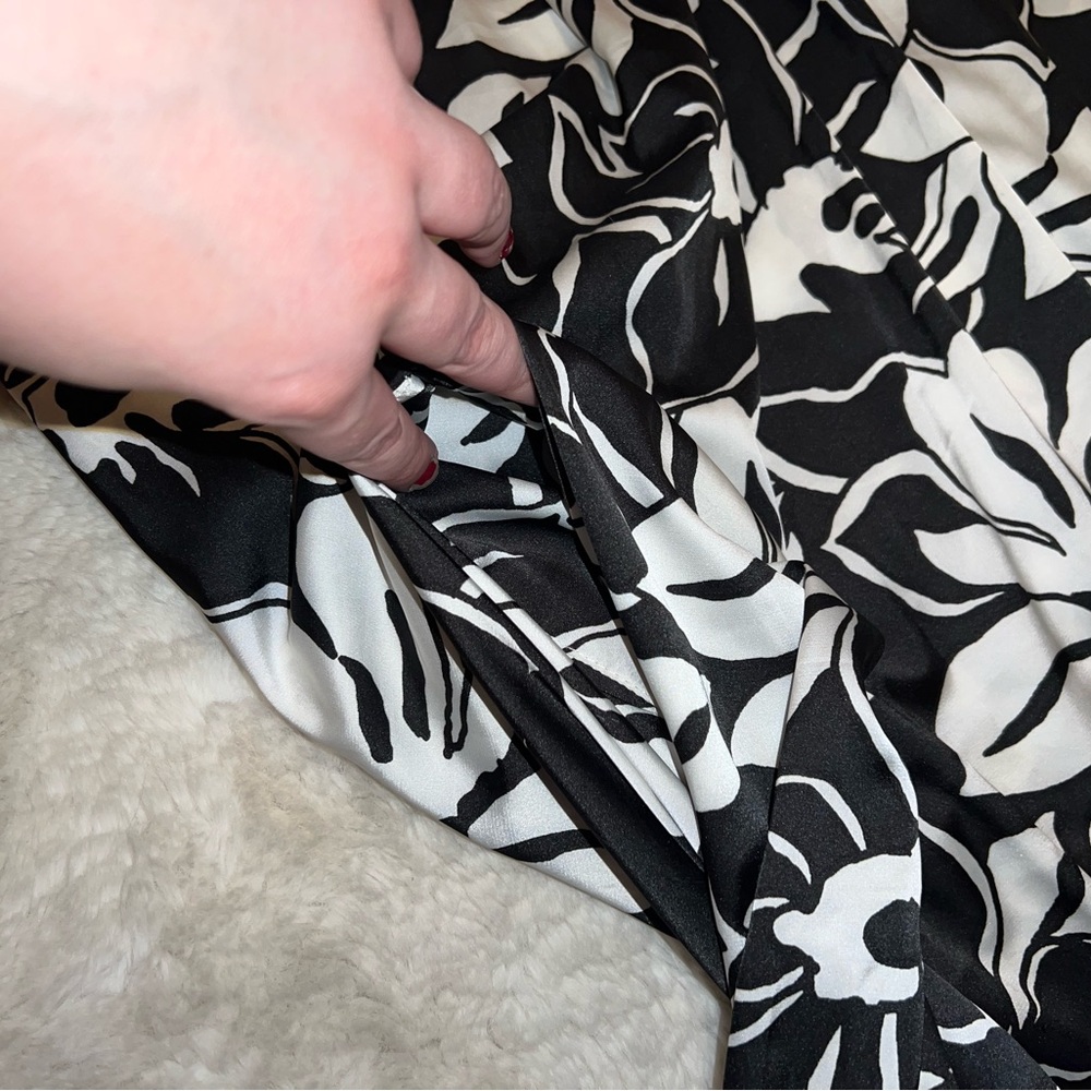 Nicole Miller Black and White Floral Maxi Dress with pockets - Picture 6 of 6